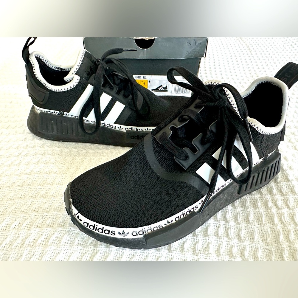 ADIDAS/NMD Black & White /4.5